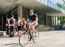 Student fietst aan Campus Tweekerken