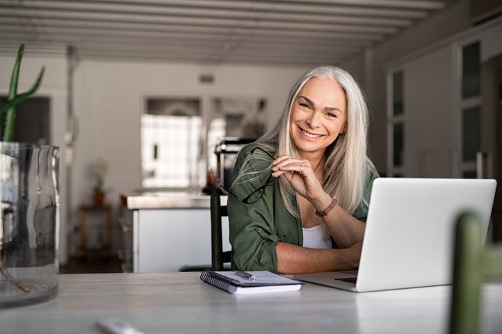 Vrouw aan bureau met laptop