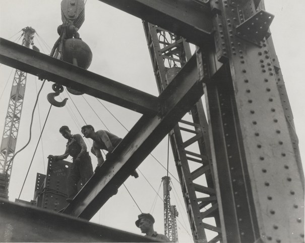 Hine, Lewis WickesOppføringen av Empire State Building.Bærebjelker og arbeidere. New York.Preus museum NMFF.003711