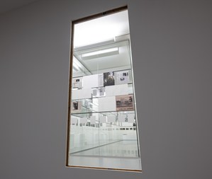 Foto tijdens de installatie van de archiefpresentatie Kiezen voor kunst. Drie tentoonstellingen van hedendaagse beeldende kunst tijdens Antwerpen 93, Museum van Hedendaagse Kunst Antwerpen, 6 okt 2023 - 7 jan 2024. © M HKA, Christine Clinckx. (large view)
