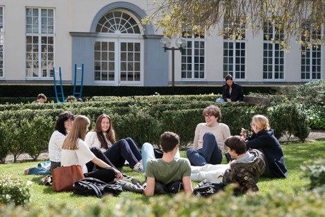 Studenten op binnenkoer 'Oude School'