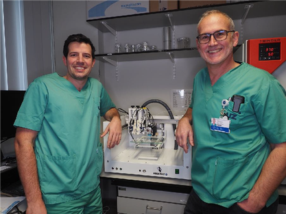 Prof. Blondeel (rechts) met dr. Depypere aan de nieuwe Regemat 3D-bioprinter (kostprijs rond de € 80.000).